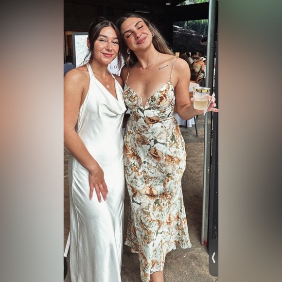 Selfie Leslie
Lake Como Fitted Bodice Cami Strap Midi Dress Abstract Print Sage - Picture 1 of 5